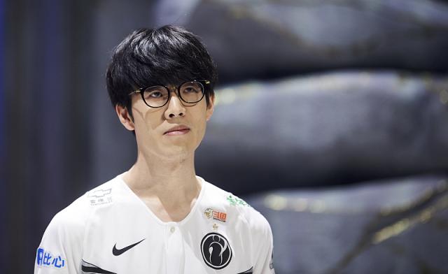 Beluga的Gnar擅长持续输出，而 Stay 的Jhin在整个过程中被无限狙击。 Team WE 在没有流血的情况下赢得了第一局。