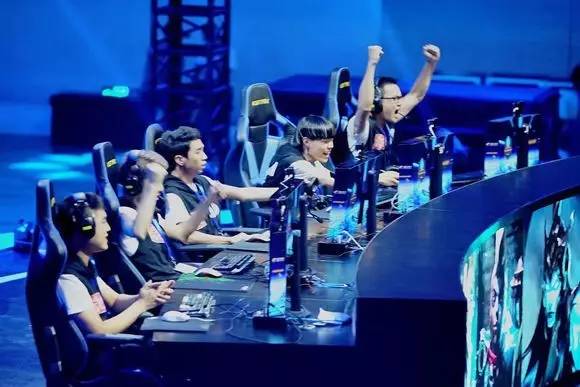 LNG Esports vs WBG数据对比：上单位置半斤八两！Weiwei真不如Tarzan